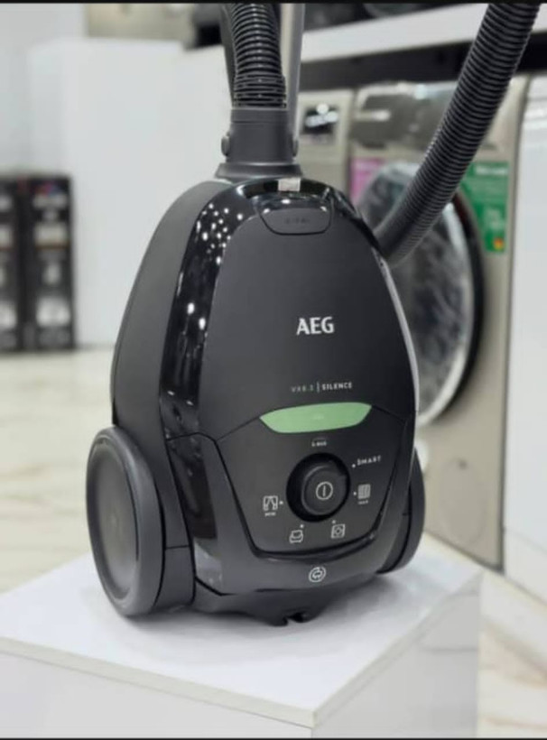 جاروبرقی AEG مدل VX82-1-OKO