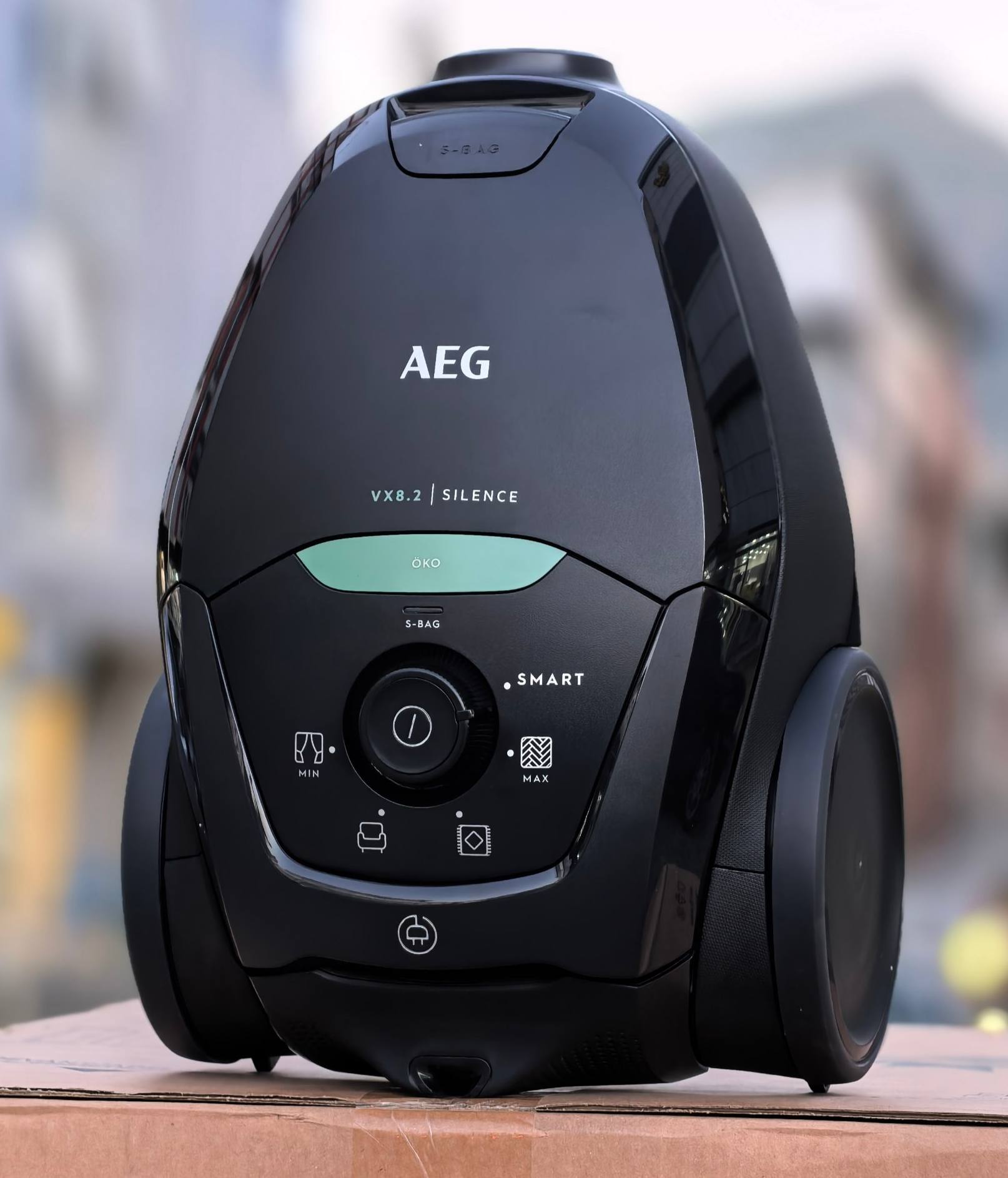 جاروبرقی AEG مدل VX82-1-OKO
